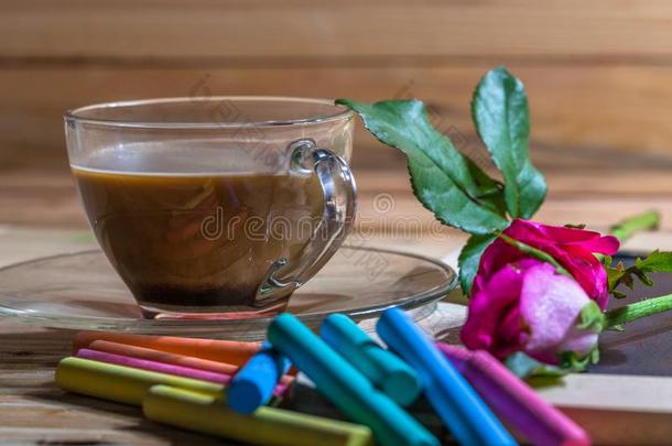热的咖啡豆向<strong>松林</strong>泰布尔和彩色粉笔