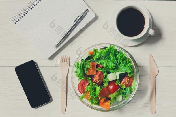 健康的商业午餐快餐采用办公室,蔬菜沙拉碗