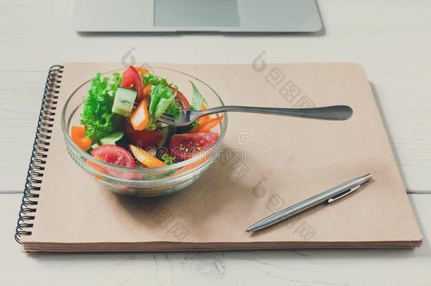 健康的商业午餐快餐采用办公室,蔬菜沙拉