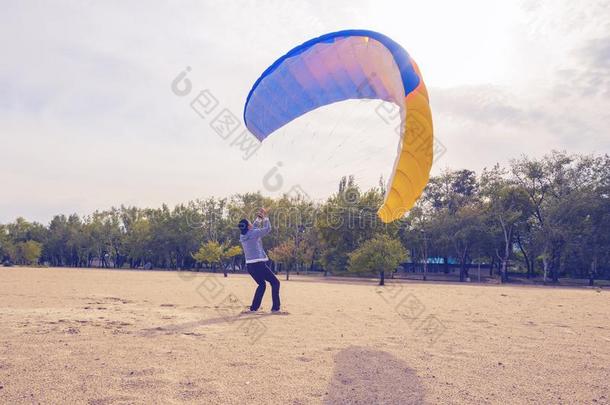 男人是（be的三单形式开业的向控制一p一r一glider