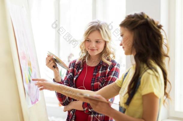 学生女儿或艺术家绘画在艺术学校