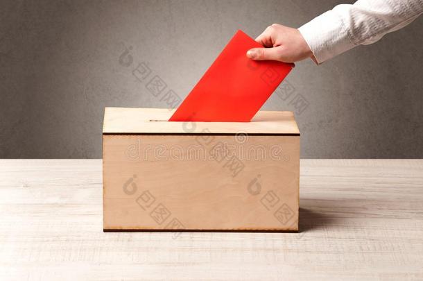 投票盒和人铸造投票
