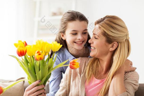 幸福的女孩礼物花向母亲在家