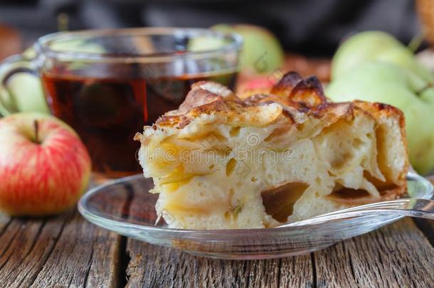 馅饼和有机的苹果和热的调制茶水