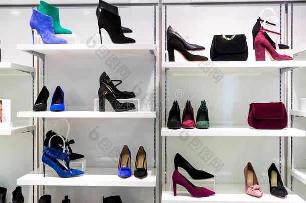 玻璃<strong>柜台</strong>关于时尚商店和袋和鞋子