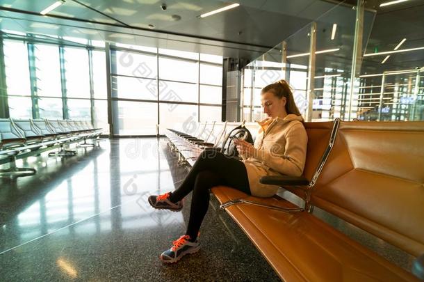 女人采用机场过道.女人wait采用g她飞行在机场特米