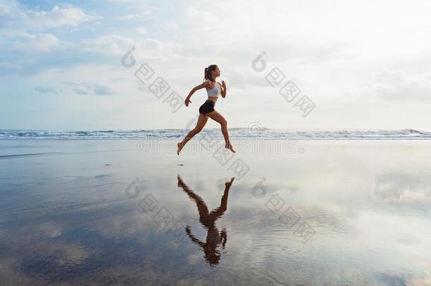 像<strong>运动</strong>家的女孩跑步在旁边海滩<strong>一起</strong>海海浪