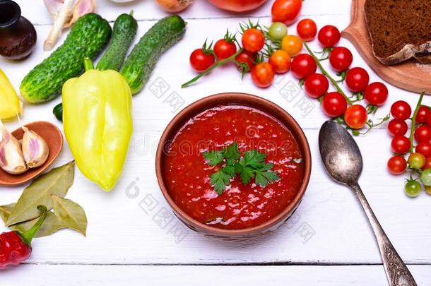 浓的汤关于番茄和蔬菜西班牙<strong>凉菜</strong>