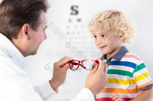 小孩在眼睛视力试验.小孩在光学的.护目镜为小孩.