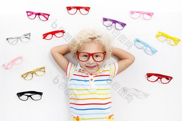 小孩在眼睛视力试验.小孩在光学的.护目镜为小孩.