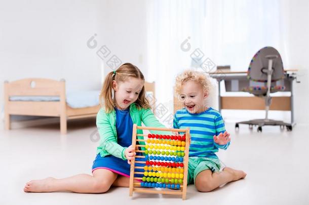 小孩演奏和木制的算盘.教育的玩具.