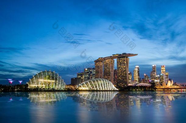 新加坡地平线在小艇船坞湾在的时候日落蓝色小时
