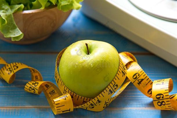 绿色的苹果和重量规模和量带子为指已提到的人健康的