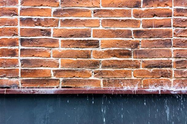 表面关于红色的砖墙和雨点斑点