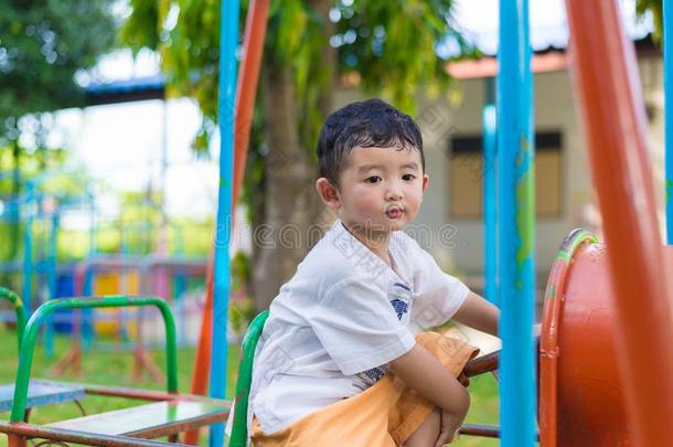 年幼的亚洲人男孩比赛一铁器tr一in愉快活跃的一t指已提到的人比赛groundated无日期的undated无日期的