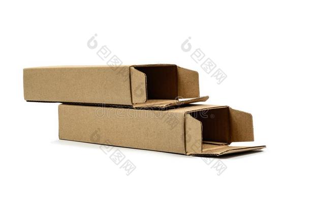 两个包装棕色的卡纸板盒为长的物料项目.假雷达,隔离的