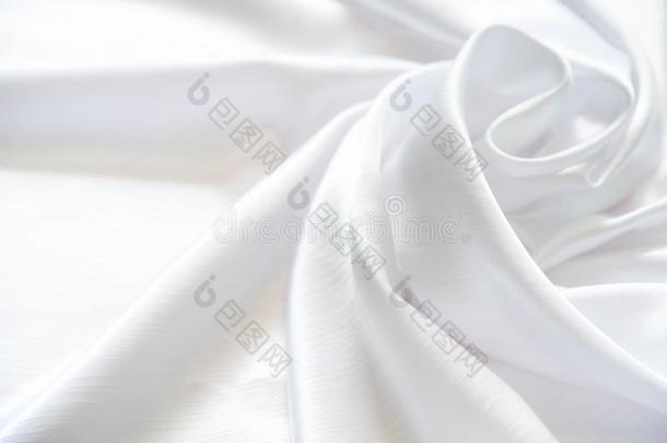 白色的发光的丝折叠的和软的折叠.不光滑的和有光泽的白色的