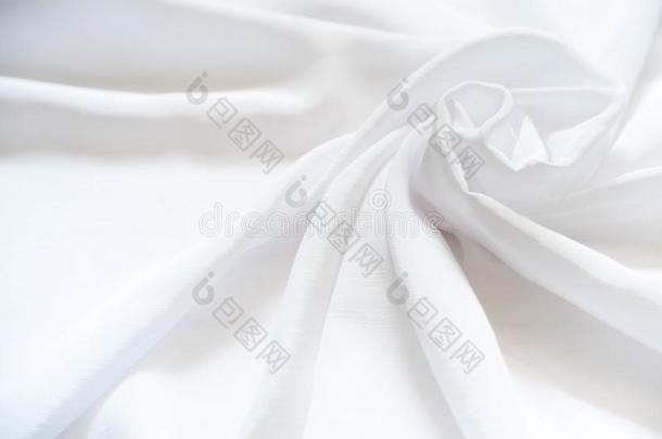 白色的发光的丝<strong>折叠</strong>的和软的<strong>折叠</strong>.不光滑的和有光泽的白色的