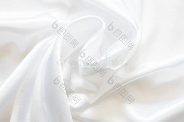 白色的发光的丝折叠的和软的折叠.不光滑的和有光泽的白色的