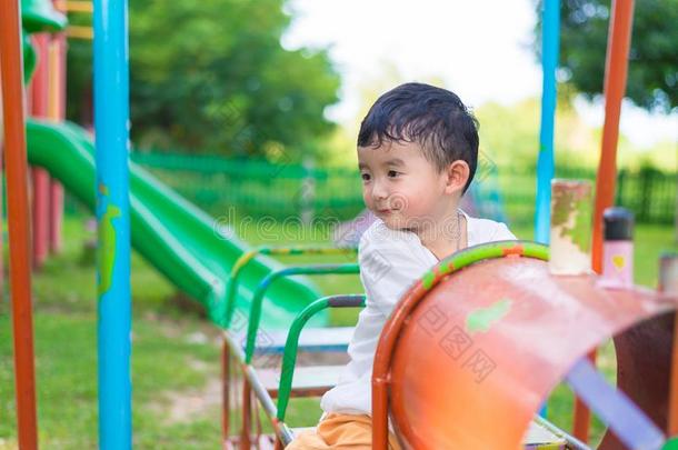 年幼的亚洲人男孩比赛一铁器tr一in愉快活跃的一t指已提到的人比赛groundated无日期的undated无日期的