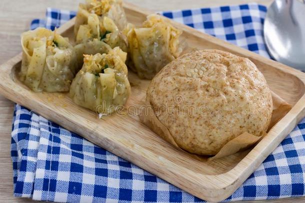 中国人饺子和蒸熟的材料圆形的小面包或点心向表