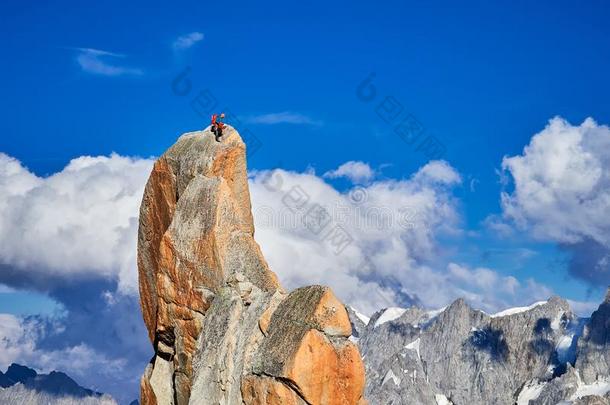 <strong>炼金术士</strong>攀登的向岩石在锥状的岩石duty义务中长裙,Cham向ix,法郎