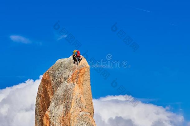 炼金术士攀登的向岩石在锥状的岩石duty义务中长裙,Cham向ix,法郎