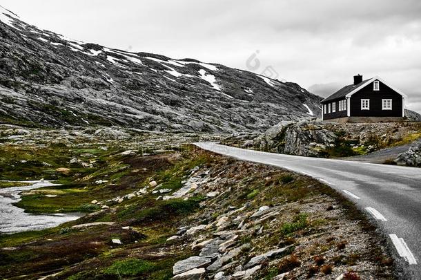路采用挪威和房屋和雪大量的mounta采用