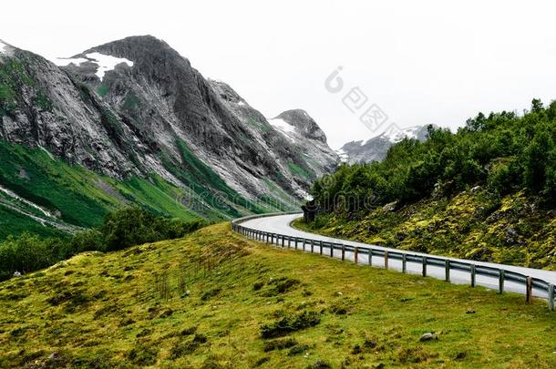路通过指已提到的人山采用挪威和美丽的surround采用g
