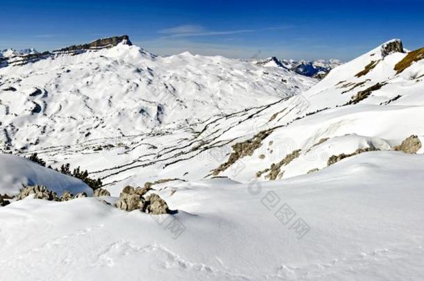 全景画关于雪山冬风景向和煦的：照到阳光的一天.干扰素,