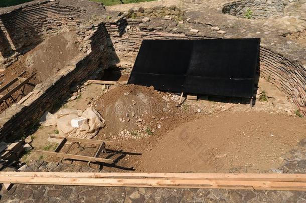 考古学的挖掘地点-挖掘关于老的毁坏