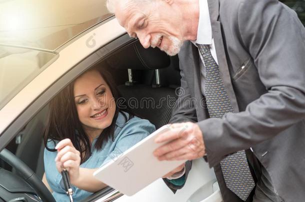 汽车推销员礼物信息向碑向年幼的女人,光