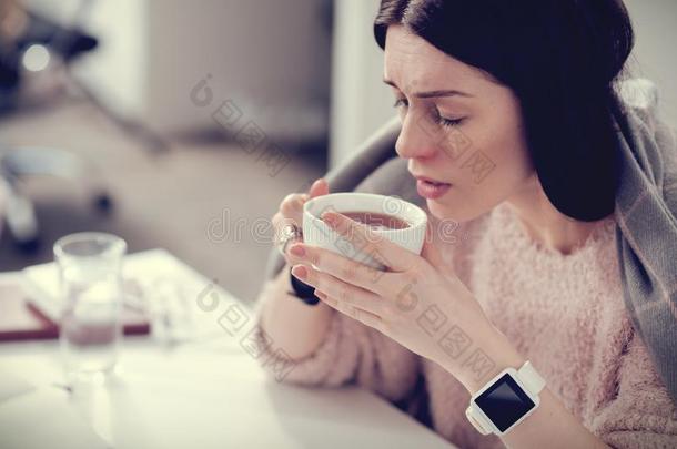 美好的不好的女人享有热的茶水