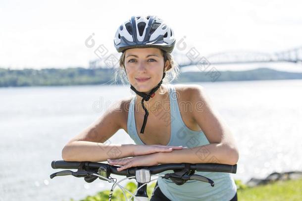年幼的女人骑马自行车在外面