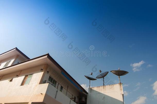 家和卫星发射器向一屋顶和蓝色天