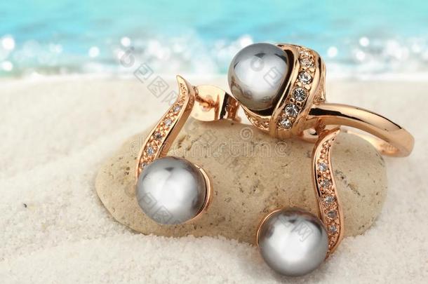 珠宝放置和黑的珍珠向沙海滩背景,复制品休闲健身中心