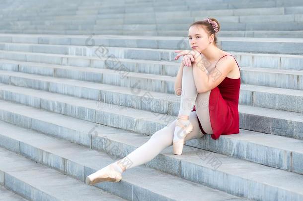 芭蕾舞女演员<strong>女孩</strong>坐向指已提到的人级别采用一b一llet衣服