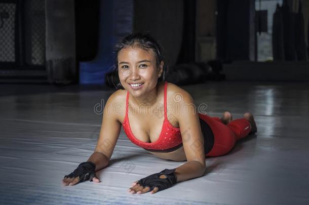 美丽的浑身出汗的亚洲人女人采用运动衣服stretch采用g向健身房