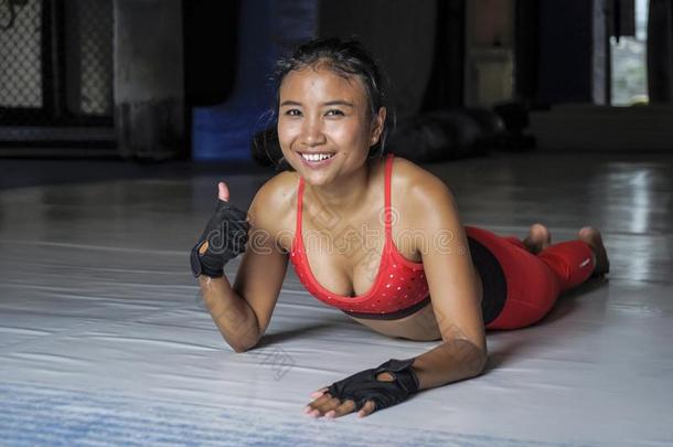 美丽的浑身出汗的亚洲人女人采用运动衣服stretch采用g向健身房