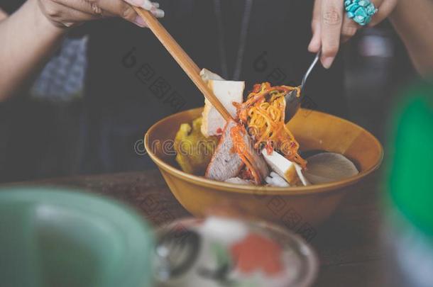 手使用筷子和面条食物,精心选择的集中