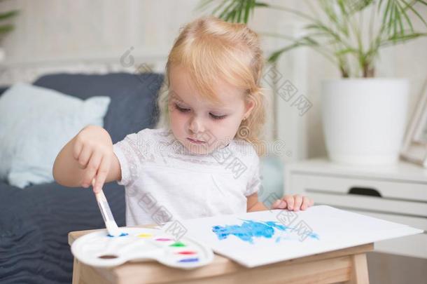 幸福的小的少女画和水粉画和水彩<strong>绘画颜料</strong>向