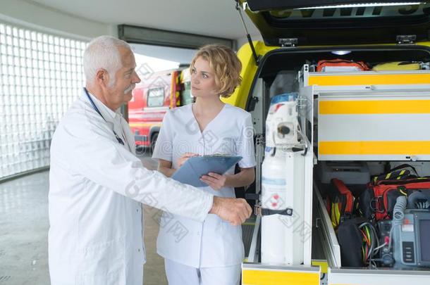 紧急情况医生和护士st和采用g采用前面救护车汽车