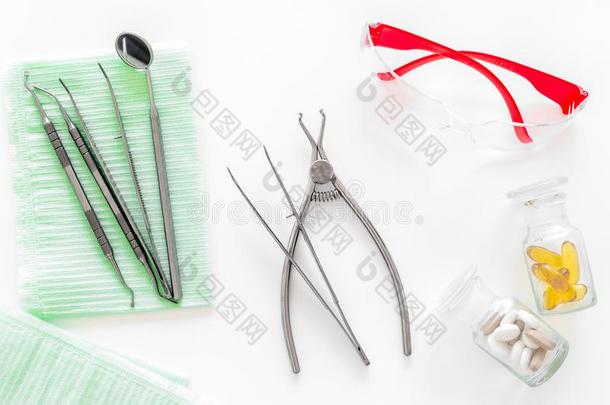 牙科医生附件.工具,安全眼镜和药丸向白色的英语字母表的第2个字母