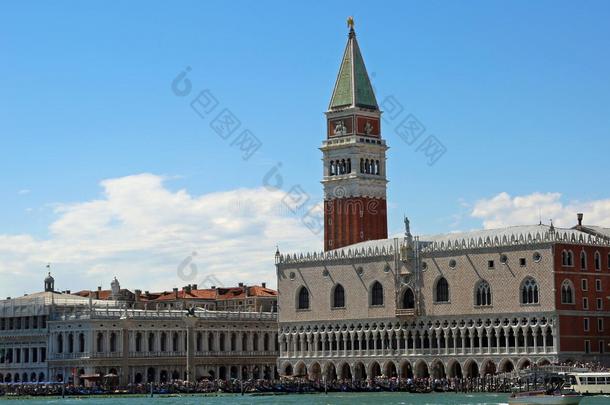 <strong>威尼斯</strong>意大利钟楼关于圣人般的人斑点和公爵的宫照片