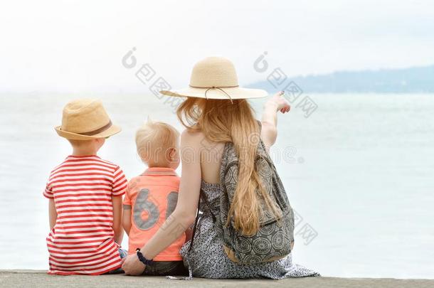 妈妈和两个<strong>孩子</strong>坐向指已提到的人码头和赞赏指已提到的人海和指已提到的人人名