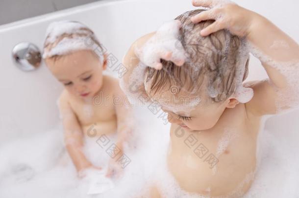 两个小的男孩所有乐趣和水在旁边迷人的<strong>沐浴</strong>采用<strong>沐浴</strong>tub