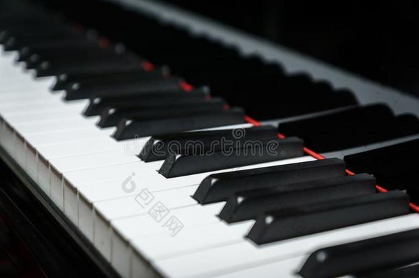 钢琴调向黑的古典的宏大的钢琴