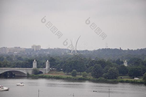 全景画和天空力纪念碑和波拖马可河河从洗衣服