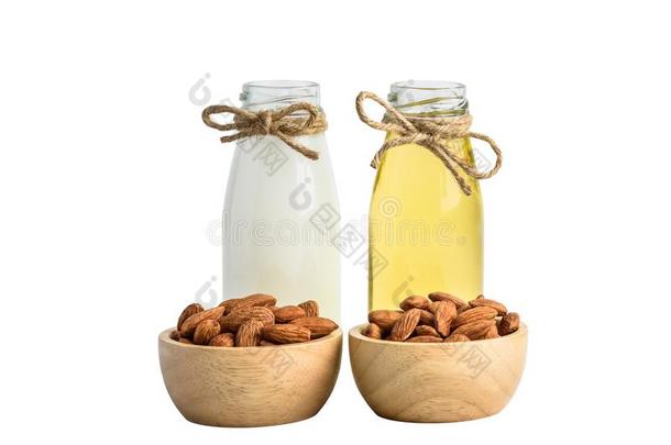 瓶子关于杏树奶和油和去皮的杏树s采用木制的碗