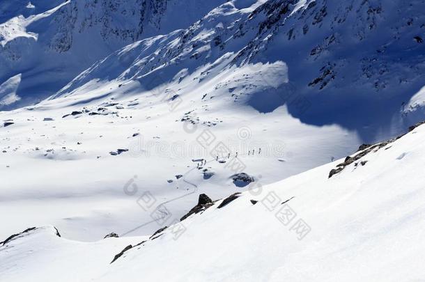 组关于人滑雪登山和山雪全景画采用